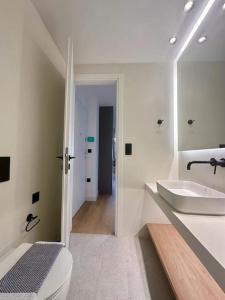 比雷埃夫斯BlueMotion - TwinBedroomPortApartment 3B的白色的浴室设有水槽和卫生间。