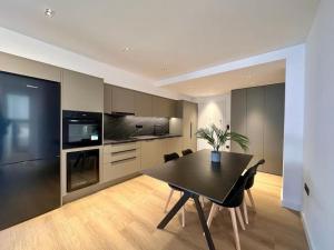 比雷埃夫斯BlueMotion - TwinBedroomPortApartment 3B的一间带桌子的用餐室和一间厨房