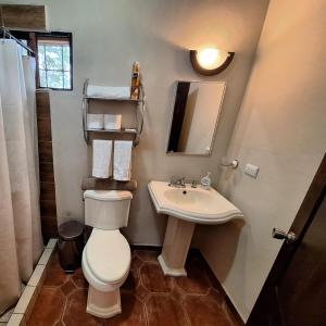 科马亚瓜Magnificent Private Room Near Airport #1的一间带卫生间和水槽的浴室