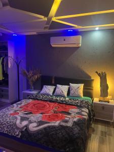 赫尔格达Sallam Lux Property的一间卧室配有一张带绘画的床铺