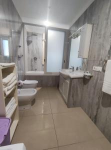 特拉帕尼Trapani love的白色的浴室设有水槽和卫生间。