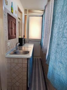 特拉帕尼Trapani love的一个带水槽和窗户的小厨房