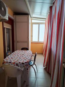 特拉帕尼Trapani love的客房设有桌椅和窗户。