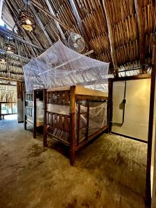 帕洛米诺Tiki Hut Hostel的上面有塑料布的床