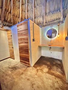 帕洛米诺Tiki Hut Hostel的一间带水槽和镜子的浴室