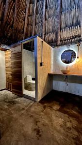 帕洛米诺Tiki Hut Hostel的客房内的浴室设有水槽和镜子
