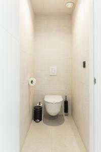 圣米格尔德阿沃纳Amarilla Golf Residences的一间位于客房内的白色卫生间的浴室