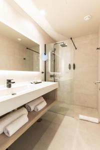 圣米格尔德阿沃纳Amarilla Golf Residences的一间带水槽和淋浴的浴室