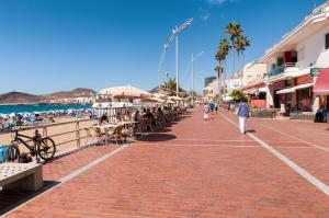 大加那利岛拉斯帕尔马斯卡萨旅馆的沿着海滩附近的砖砌人行道走