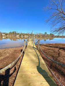 Lake Murray ShoresSaluda Lake Escape的一条木路,靠近水体