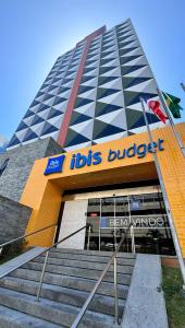 萨尔瓦多Ibis Budget Salvador的前面有标志的建筑