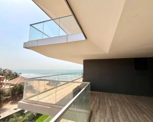 Sere KundaKololi Sands Apartments的客房设有海景阳台。
