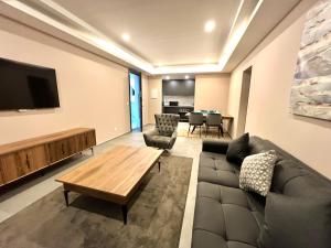 Sere KundaKololi Sands Apartments的带沙发和平面电视的客厅