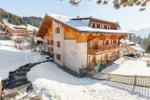 威拉尔-苏-罗伦Villars Alpine Heaven - Ski In的雪中的大型木屋