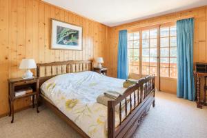 威拉尔-苏-罗伦Villars Alpine Heaven - Ski In的一间卧室设有一张床和一个大窗户