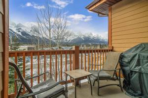 坎莫尔Stoneridge Mountain Resort Condo hosted by Fenwick Vacation Rentals的一个带桌椅的山景阳台