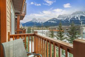 坎莫尔Stoneridge Mountain Resort Condo hosted by Fenwick Vacation Rentals的阳台享有雪覆盖的山脉美景。
