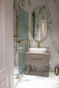 罗兹Srebrna Luxury Apartments - willa fabrykancka的一间带水槽和镜子的浴室