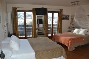 佩尼斯科拉Hostal La Garita的酒店客房设有两张床和一个阳台。
