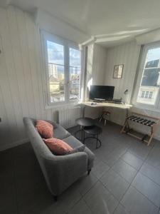 凯恩Sirius - SILS的客厅配有椅子和书桌及电脑