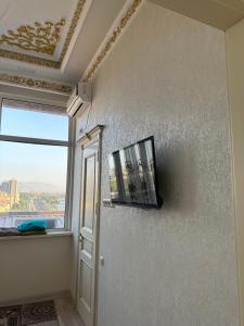 杜尚别The Rudaki Home stay的客房设有窗户和墙上的电视。