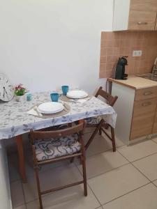 布达佩斯ALWAYS A HUGE SALE!的厨房配有桌椅和盘子