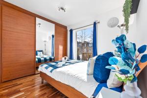 伦敦Blue Themed Luxury 1 Bedroom Balcony Flat, With Double Sofa Bed and Fast Wifi! Accommodates up to 6 Guests! Hyde Park!的一间卧室配有一张蓝色调的大床