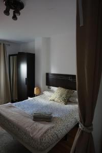 韦尔瓦Apartamento en Huelva.的一间卧室配有一张带黑色床头板的床