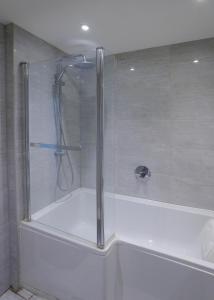 泰晤士河畔金斯顿Lovely Modern 1-Bed Flat in Kingston的浴室里设有玻璃门淋浴