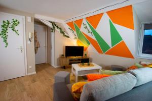 DorlisheimAu coeur du vignoble/centre ville的带沙发和多彩墙的客厅