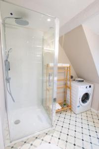DorlisheimAu coeur du vignoble/centre ville的带淋浴和洗衣机的浴室