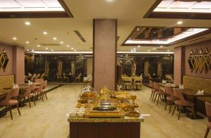伊斯坦布尔布科酒店的一间设有桌椅的餐厅,一间提供自助餐的客房
