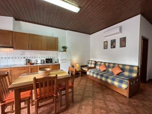 西尔韦斯Quinta Jardim das Palmeiras, T2 n 8 , Algoz的厨房以及带沙发和桌子的客厅。