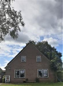 泽尔赫姆Gastenhuisje的房屋的顶部设有四扇窗户