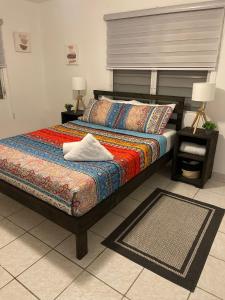 法哈多Cozy Cute Home 2nd floor的一间卧室配有一张带五颜六色棉被的床