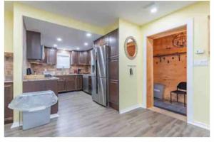 FrankfordRiverfront Suites, Quinte, ON的一个带木制橱柜和冰箱的大厨房