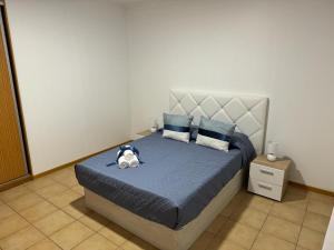 卡马拉-德洛布什Alforra Residence-T2 completo no Centro的卧室里设有一张床,上面有一只动物