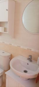 LanzahitaLa belleza del Tietar的白色的浴室设有水槽和镜子