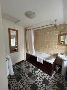 康斯坦丁特林吉里瓦尔塔宾馆的带浴缸和盥洗盆的浴室