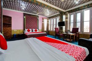 斯利那加Hotel Hijraan的一间酒店客房,设有两张床和电视