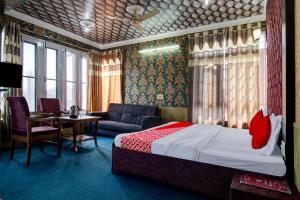斯利那加Hotel Hijraan的酒店客房,配有床和沙发