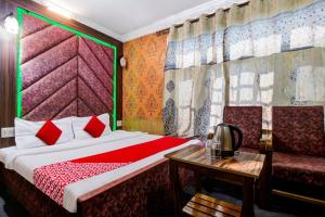斯利那加Hotel Hijraan的酒店客房,配有床、桌子和床筒。