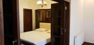 伊斯兰堡Reina Boutique Hotel - G9的一间小卧室,卧室的床铺位于开放式门上
