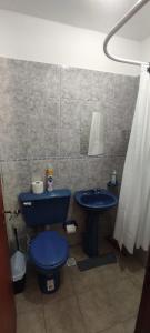 福尔摩沙La Plaza的浴室设有蓝色的卫生间和水槽。