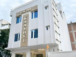 瓦拉纳西Stay Inn Kaashvi (A unit of Admire India Tourism Pvt. Ltd.)的白色的建筑,上面标有读取在kansas市的标志