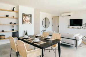普拉纳维瑙LUXURY Apartment in BLUE Playa Venao D-32的客厅配有桌椅和沙发
