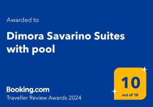 马尔扎梅米Dimora Savarino Marzamemi Suites with pool的黄色广场,设有文字电影,带游泳池的萨瓦尼娜套房