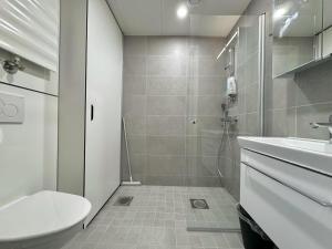 万塔Easy Stay Room near Airport的带淋浴、卫生间和盥洗盆的浴室
