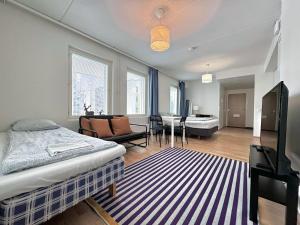 万塔Easy Stay Room near Airport的一间卧室设有一张床和一间客厅。