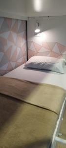 若昂佩索阿GVR Praia Hostel的一间卧室配有一张大床,设有防过敏门